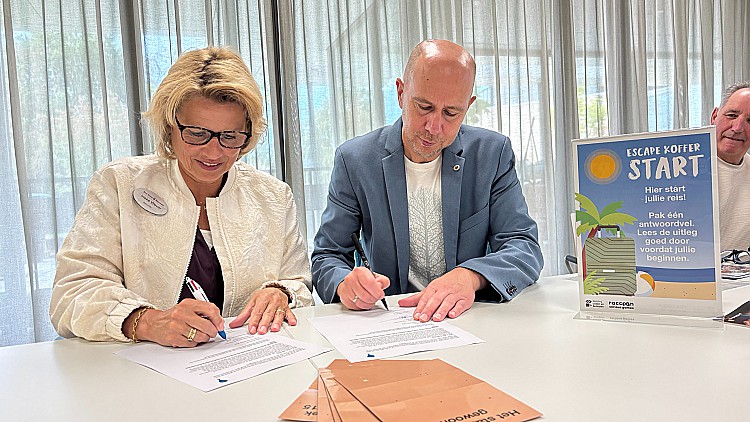 Ondertekening taalakkoord door Ineke Wever en Cyril Crutz