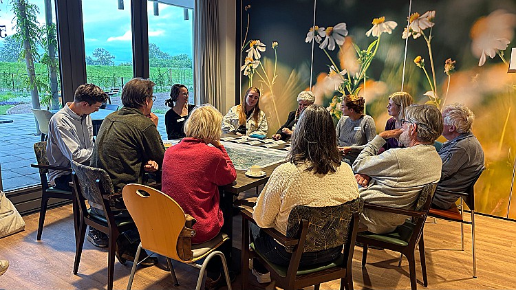 Inwoners met elkaar in gesprek